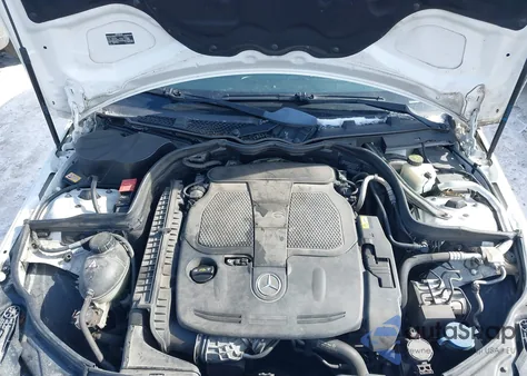 2013 Mercedes-Benz C 350 Sport z USA, uszkodzony, nr VIN WDDGF5HB0DR255531